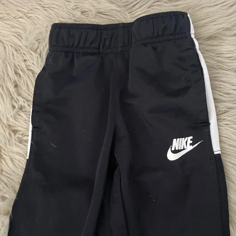NIKE Baby Boy White/ Black Athletic Jacket and Bottom Set | 2T